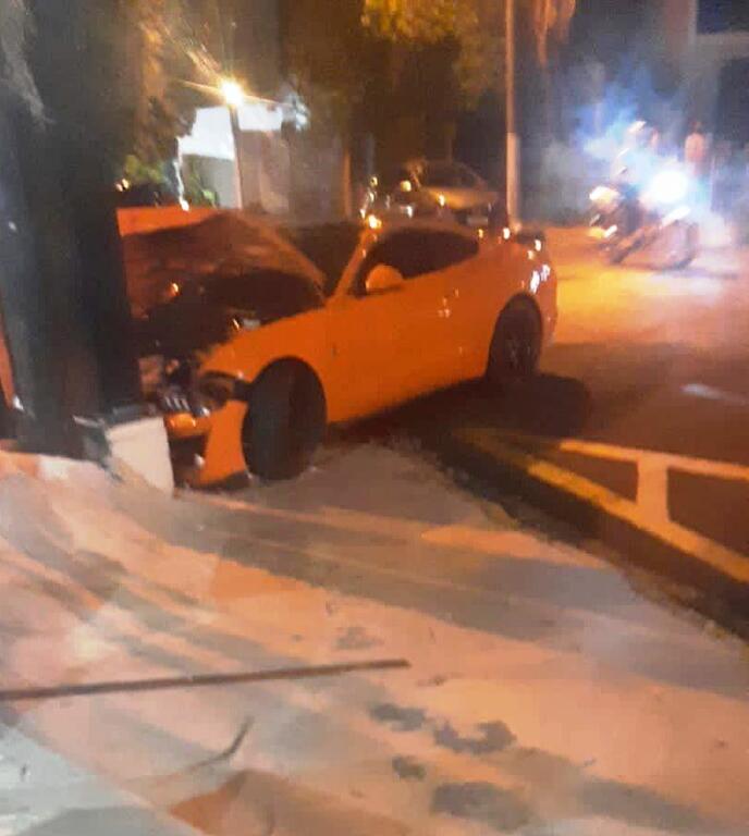 image for Homem fica ferido após bater Mustang