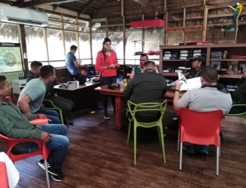 Policia controla sitios turisticos Autoridades policiales en una oficina haciendo controles