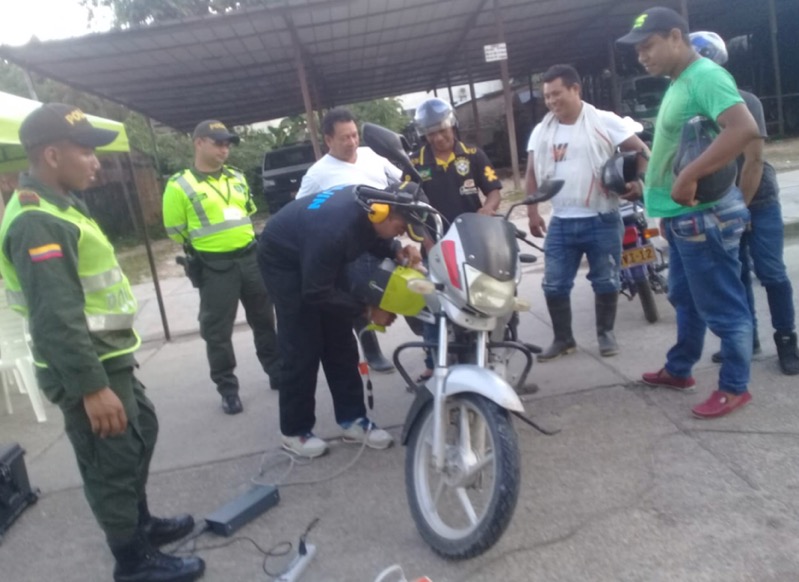 Policia en campañas Personas en una jornada de capacitacion en motos