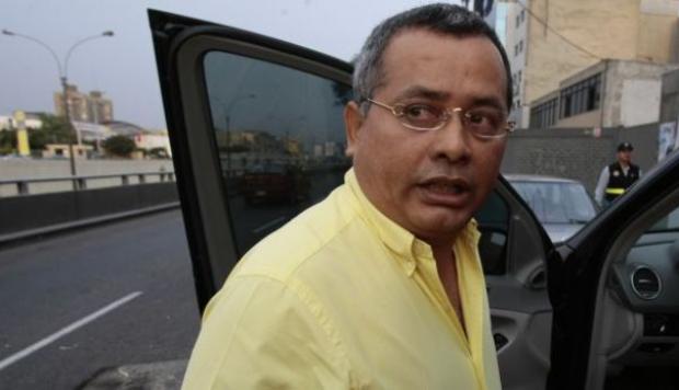 Rodolfo Orellana entrando a un auto