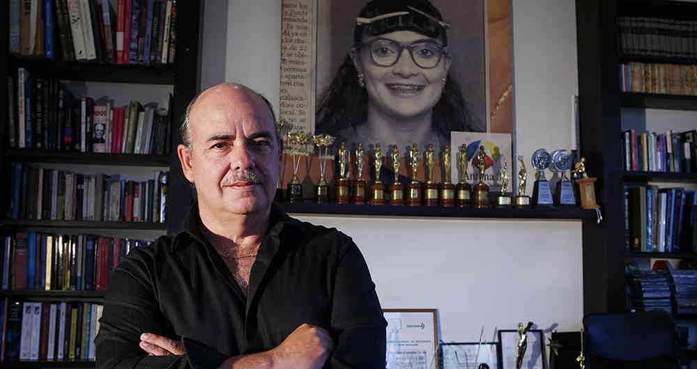 Este martes fallecio el reconocido libretista colombiano Fernando Gaitan Lbretista colombiano Fernando Gaitan en una sala