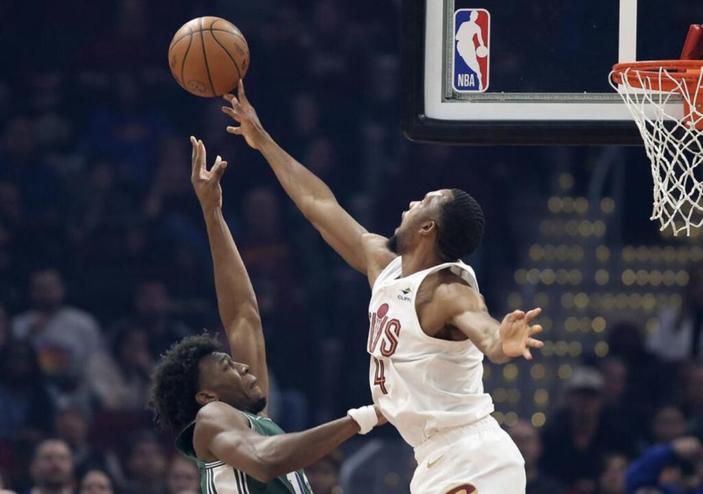 image for Donovan Mitchell exits with finger injury