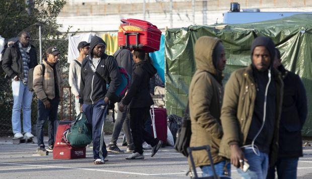 República Checa rechaza el Pacto Mundial de la ONU para la Migracion Personas con maletas en las calles