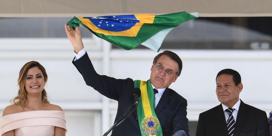 Posesion de presidente de Brasil Presidente de Brasi con una bandera en la mano