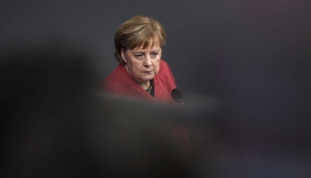 Grupo de hackers todavía no identificados evidencian documentos de politicos Canciller Angela Merkel en una foto de vestido rojo