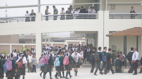 Estudiantes ingresando a colegio