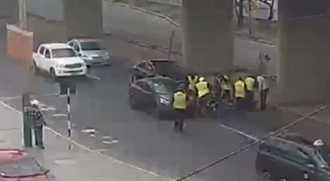 image for Taxista informal huye de operativo y deja herida a mujer
