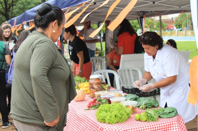 Personas en un feria de gastronomia