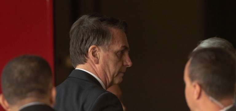 Presidente de Brasil de espaldas saliendo de un lugar