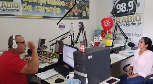 En el día de las madres la policia entrega regalos Personas en un programa de radio