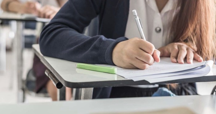 Madre rinde examen de admisión con bebe en brazos image for Madre rinde examen de admisión con bebe en brazos