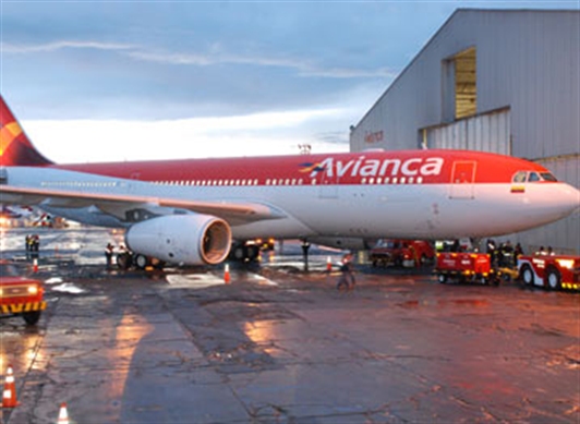 Avion de Avianca en un angar en aeropuerto 