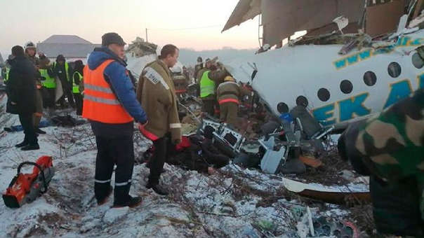 Avión con 100 pasajeros se estrella en Kazajistán image for Avión con 100 pasajeros se estrella en Kazajistán