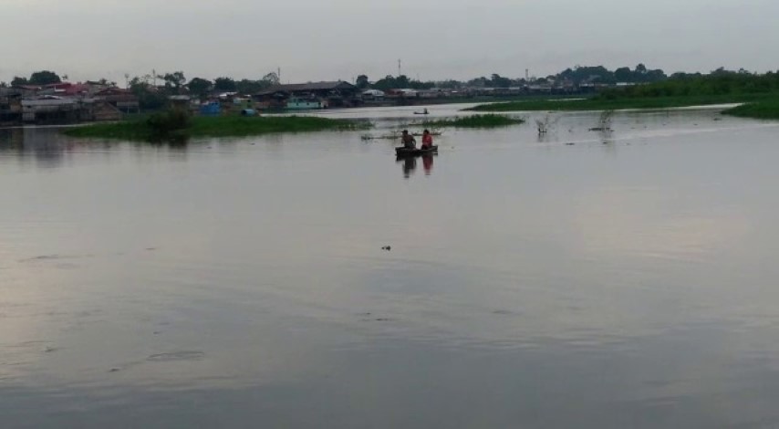 image for Denuncian que pescadores sacan pescado en zona contaminada 