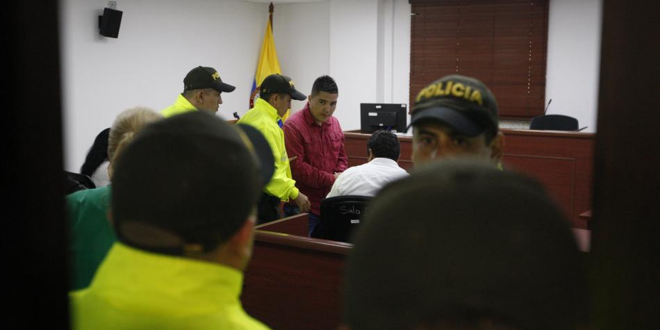 Policía acusado de muerte de chilena a aprendido Personas en una audiencia