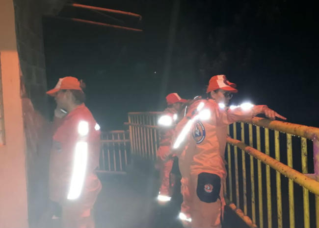 Personas de la defensa civil en emergencia 