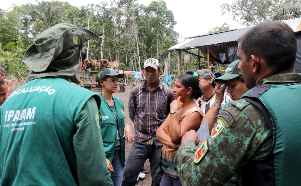 Pessoas reunidas em uma fazenda