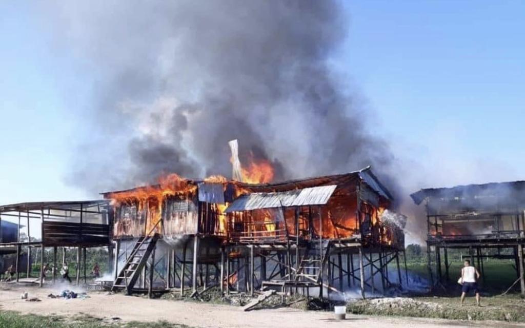 image for Incendio deja cinco casas en escombros
