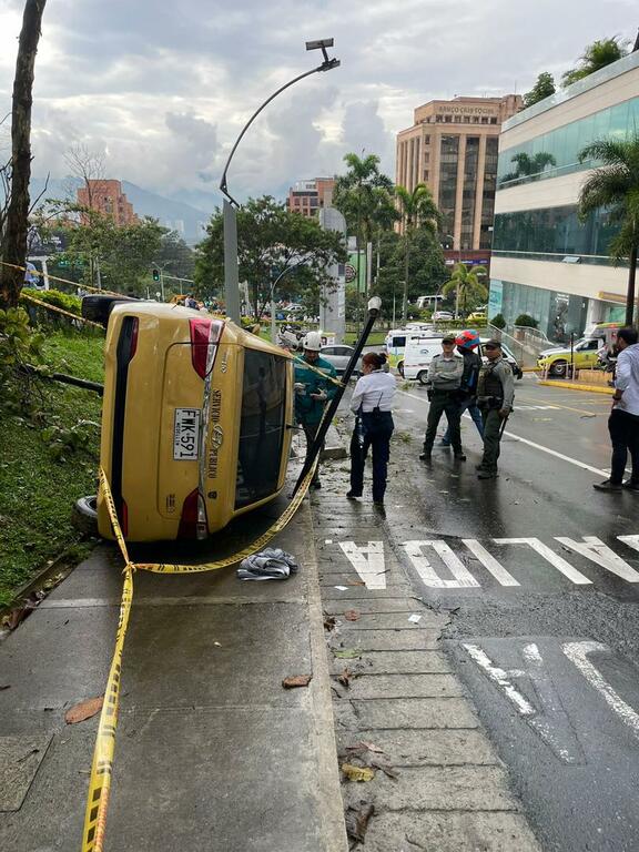 image for  Accidente de camión en el Poblado deja 13 carros afectados 