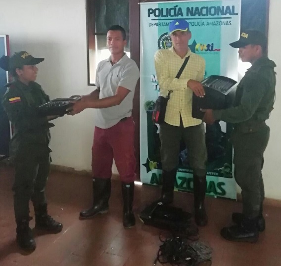 Policia entregando elementos hurtado