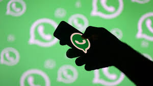 WhatsApp detecta fallos en su sistema Persona con celular en la mano