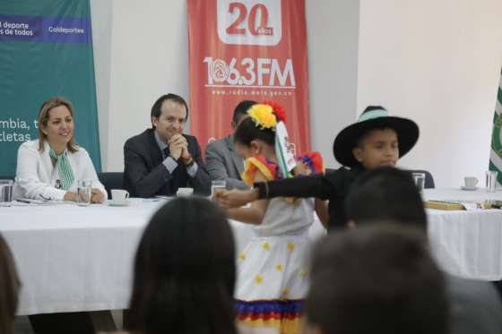 Personas presenciando actos culturales en un evento