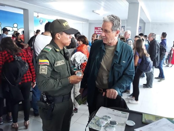 Campaña OJOSENTODASPARTES Personas en un aeropuerto