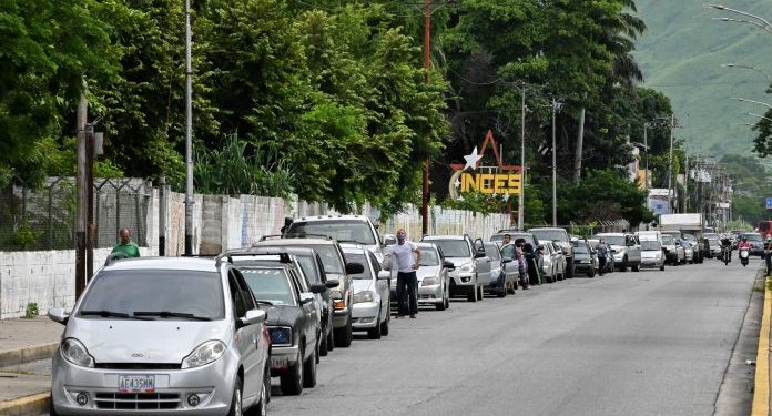 image for Escasez de gasolina se intensifica en Caracas