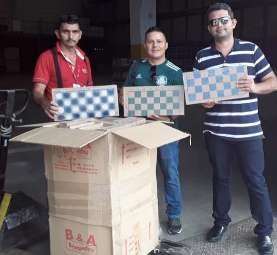 Pessoas segurando caixas de xadrez