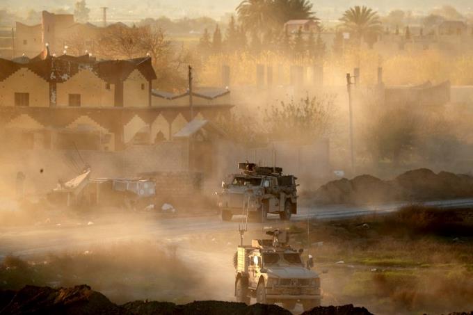 Alemanes cuestionan retirada de EEUU de Siria Carros de guerra transitando en un desierto