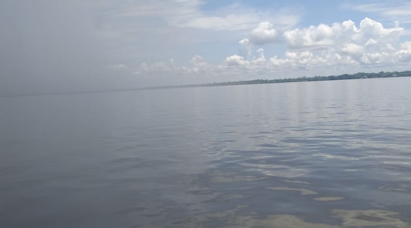 Proximo a llover en el rio Amazonas