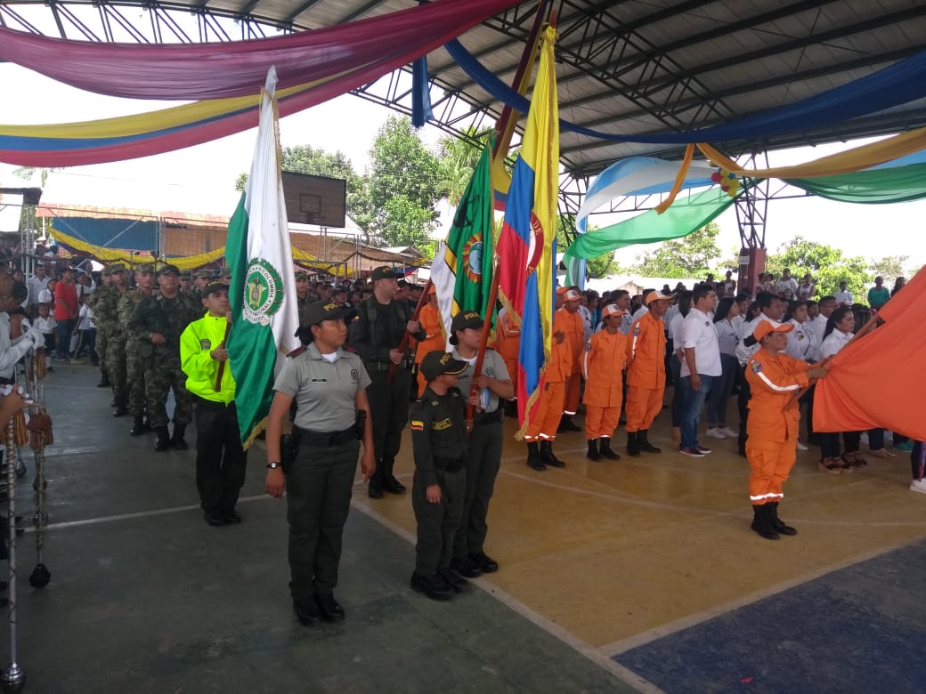El evento conto con una variada programacion de entretenimiento Policias y comunidad en un coliseo en el cumpleaños de Puerto Nariño