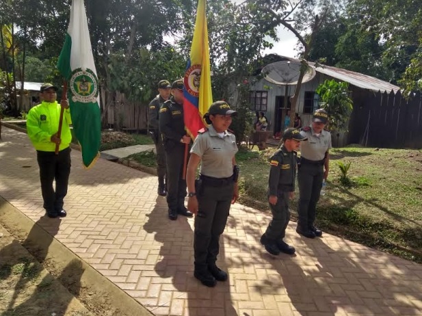Policia acompaño a la comunidad de puerto Nariño en su cumpleaños Policias en actos protocolarios