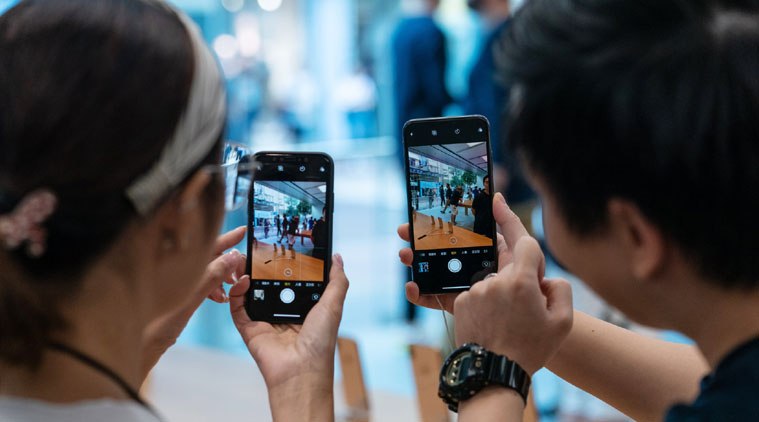 Dos personas sostenido cada uno un celular