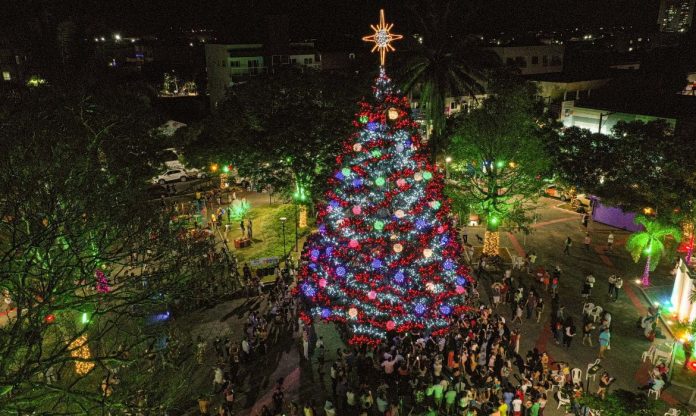 image for Aracruz acende luzes de decoração natalina 2022