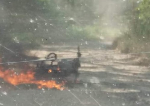Artefacto explosivo fue detonado al paso de la caravana del Ejercito Elementos dispersos de una explosion de bomba