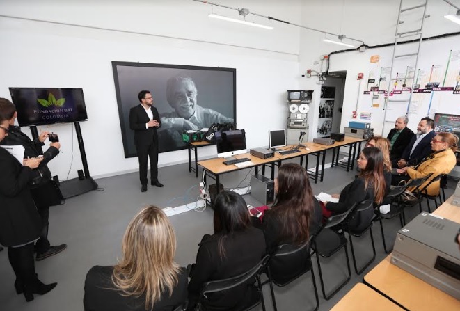 Fundacion BAT Colombia entrega 274 producciones audiovisuales Personas en una sala de reuniones