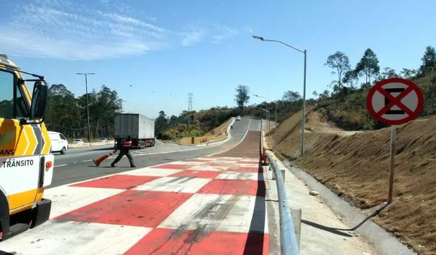 image for Carro atola na área de escape do Anel Rodoviário