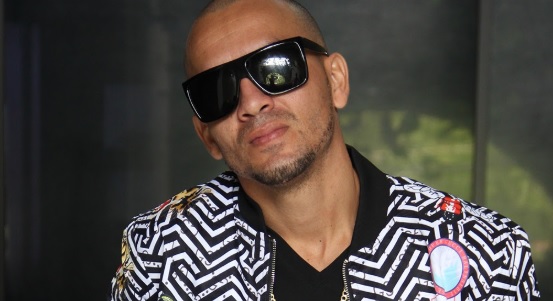 La capital mundial del reggaeton recibio a Roy Navarro Artista Roy Navarro de gafas