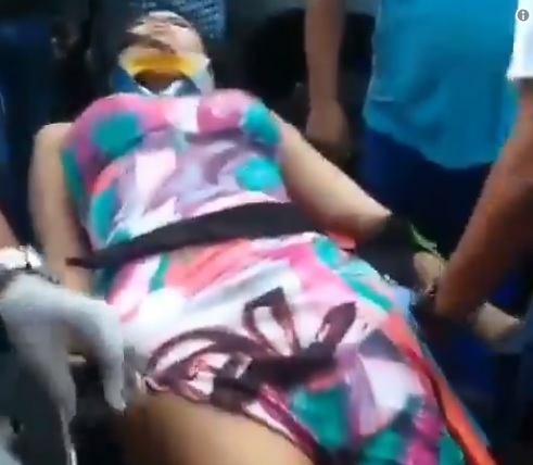 Se accidenta cantante Ana del Castillo Ana del Castillo en una camilla
