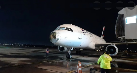 image for Avión de Latam que perdió nariz y motor durante vuelo