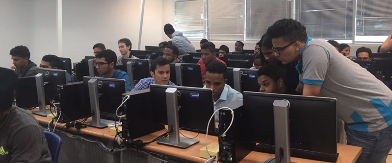 Estudiante se prestaran en ciberseguridad Jovenes en un salon viendo algo en una pantalla de computador