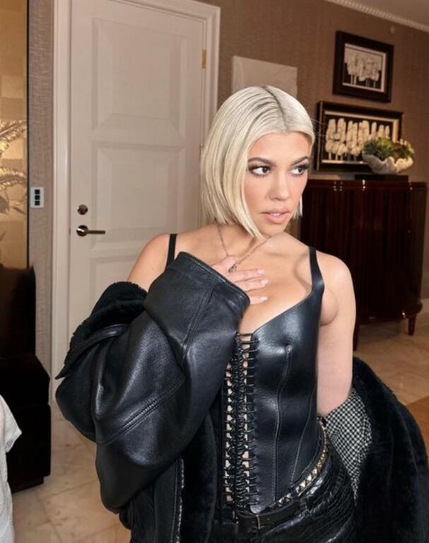 image for   Kourtney Kardashian debuts platinum blond ‘do