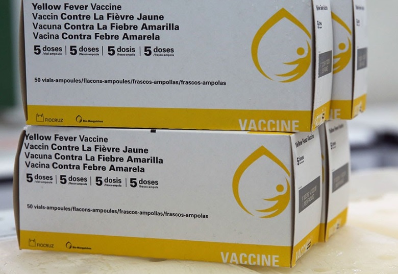 Viajeros deben vacunarse Medicamentos en un cajas de carton