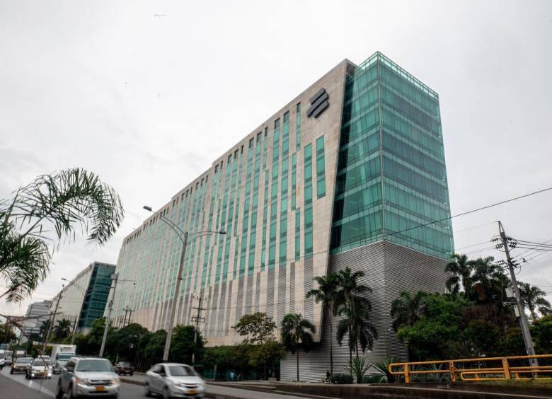 image for Bancolombia responde a quejas por la caída de su app y bloqueo de claves principales