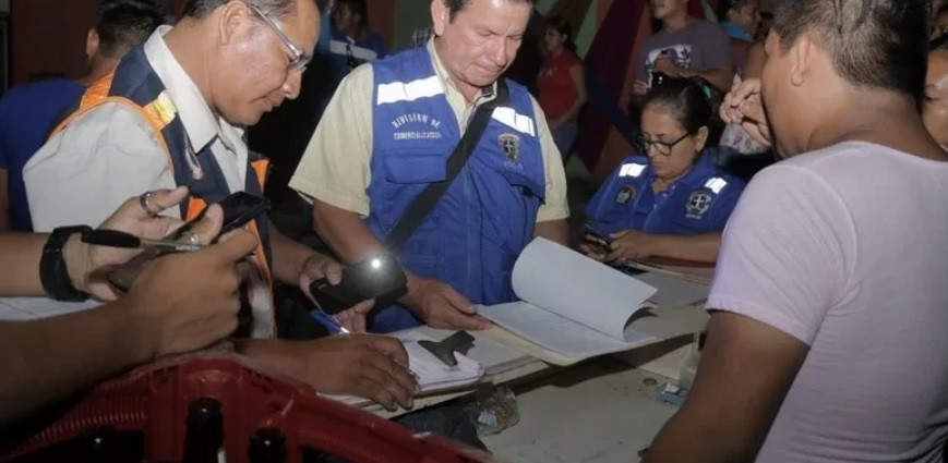Personas en un procedimiento de cierre de bar