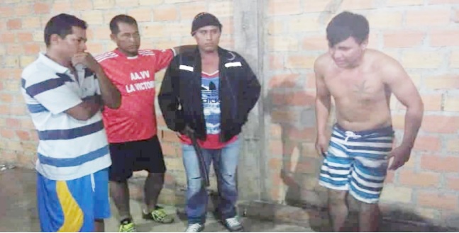 Cuatro personas en un altercado