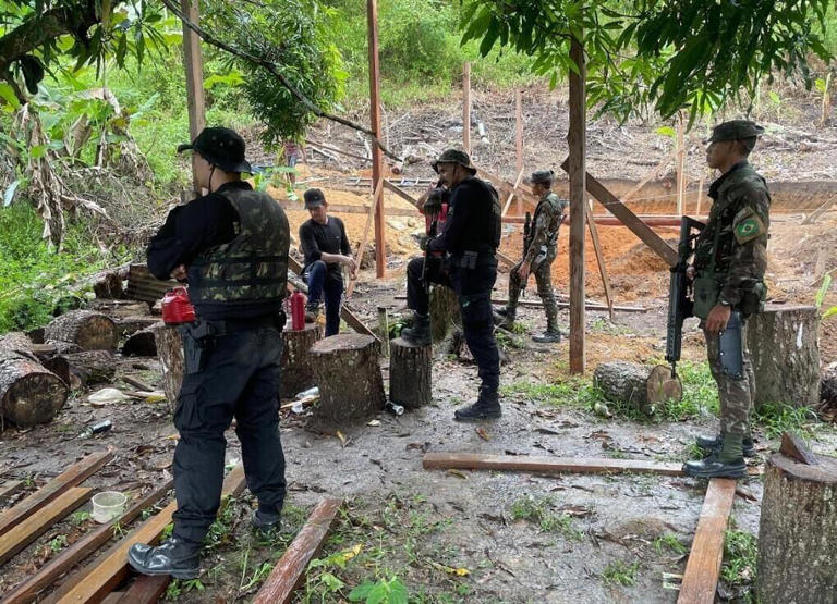 image for Fuerzas Militares destruyen gigantesco entable minero en Amazonas