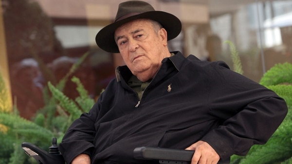 Bernardo Bertolucci de traje negro