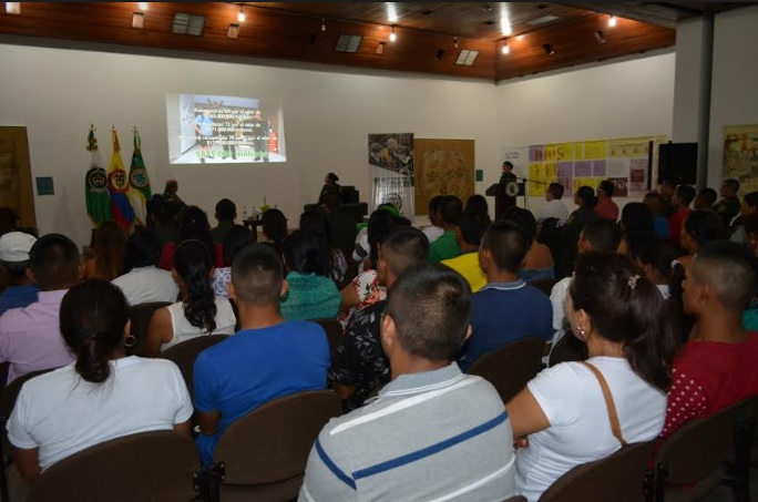 Subcomandante de policía rindió un detallado balance Personas reunidas en una rendicion de cuentas de la policia